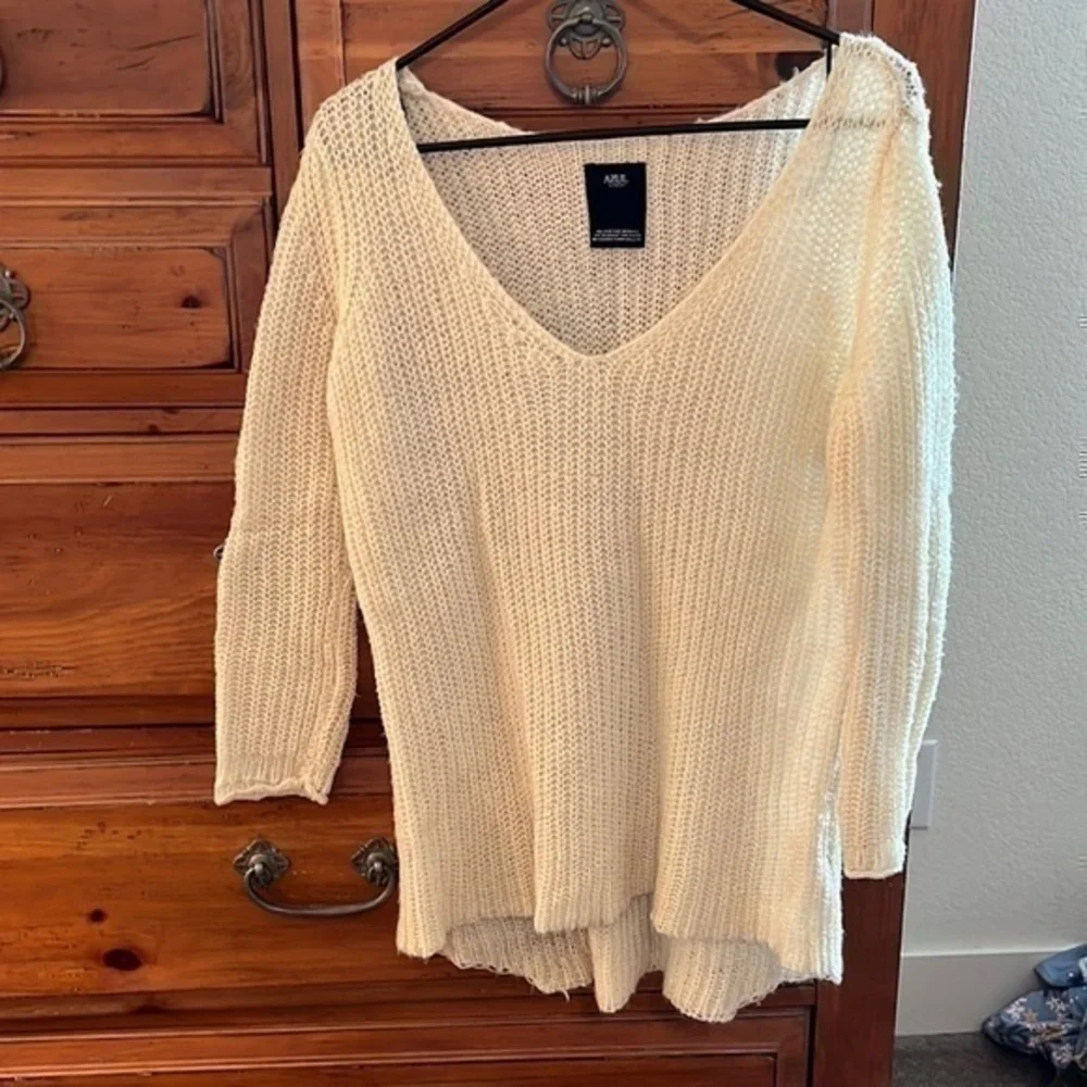 Azul Women’s cream ribbed V neck sweater. There is a little pull on sleeve.